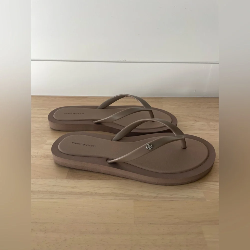 NWT Tory Burch Kira Padded Flip Flop - Color:
Mountain Gray / Silver, Size 8 - Picture 6 of 11